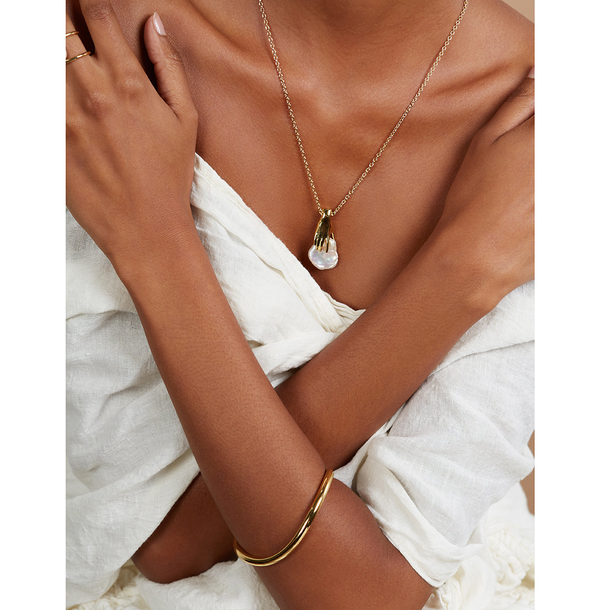 Pearl Hand Necklace in Gold