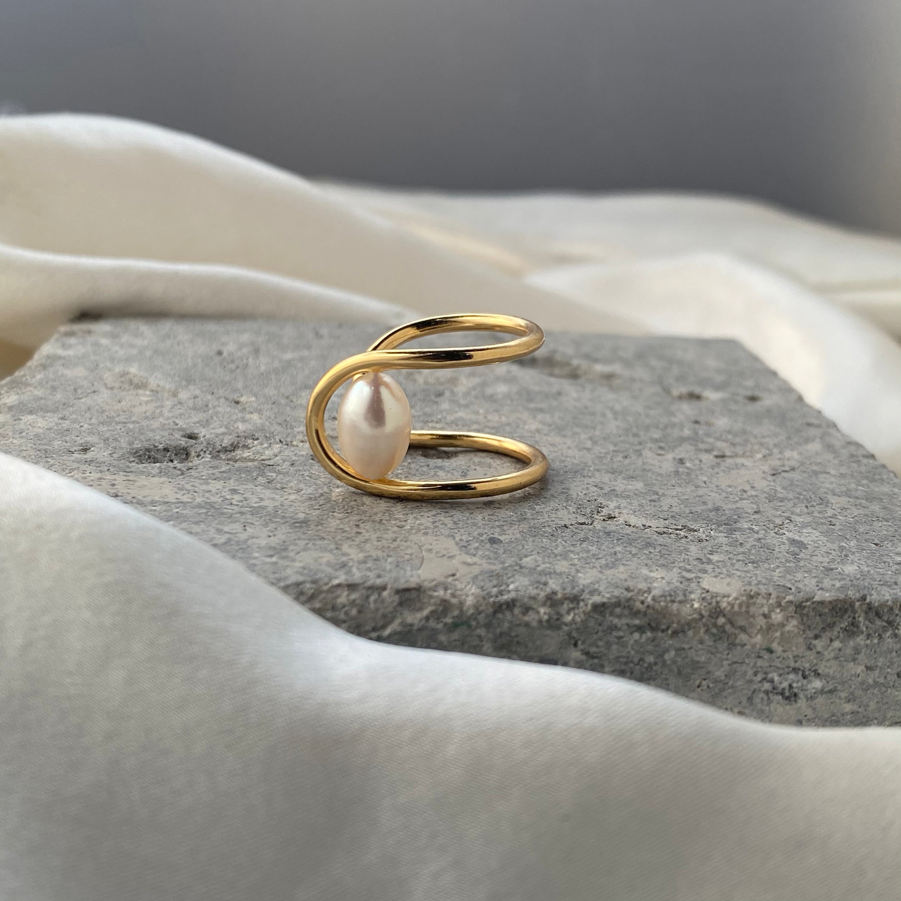 Pearl Swerve Ring in Gold