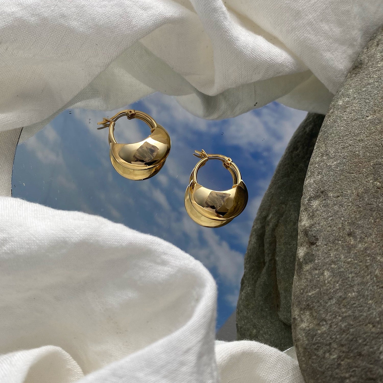 Saucer Hoops in Gold